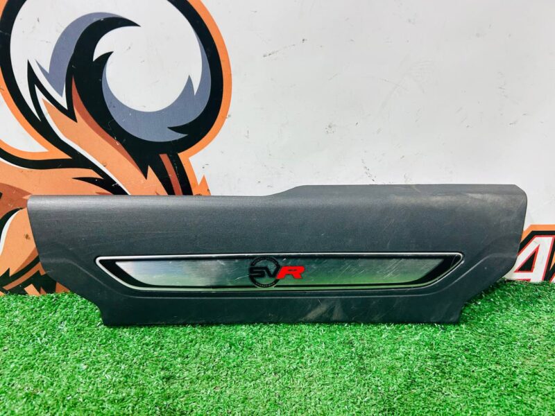 T4A16829 Jaguar F-Pace X761 (2017-) Front Right Door Sill Trim Used cost  € in stock 1 pcs.