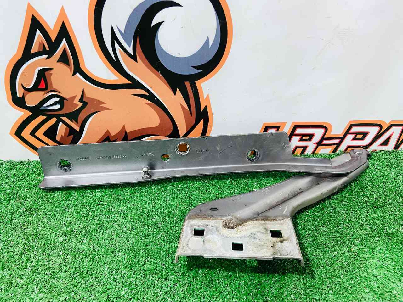T4A36286 Hood Hinge Right 2021- Jaguar F-Pace X761 (2017-) Used cost 65 € in stock 1 pcs.