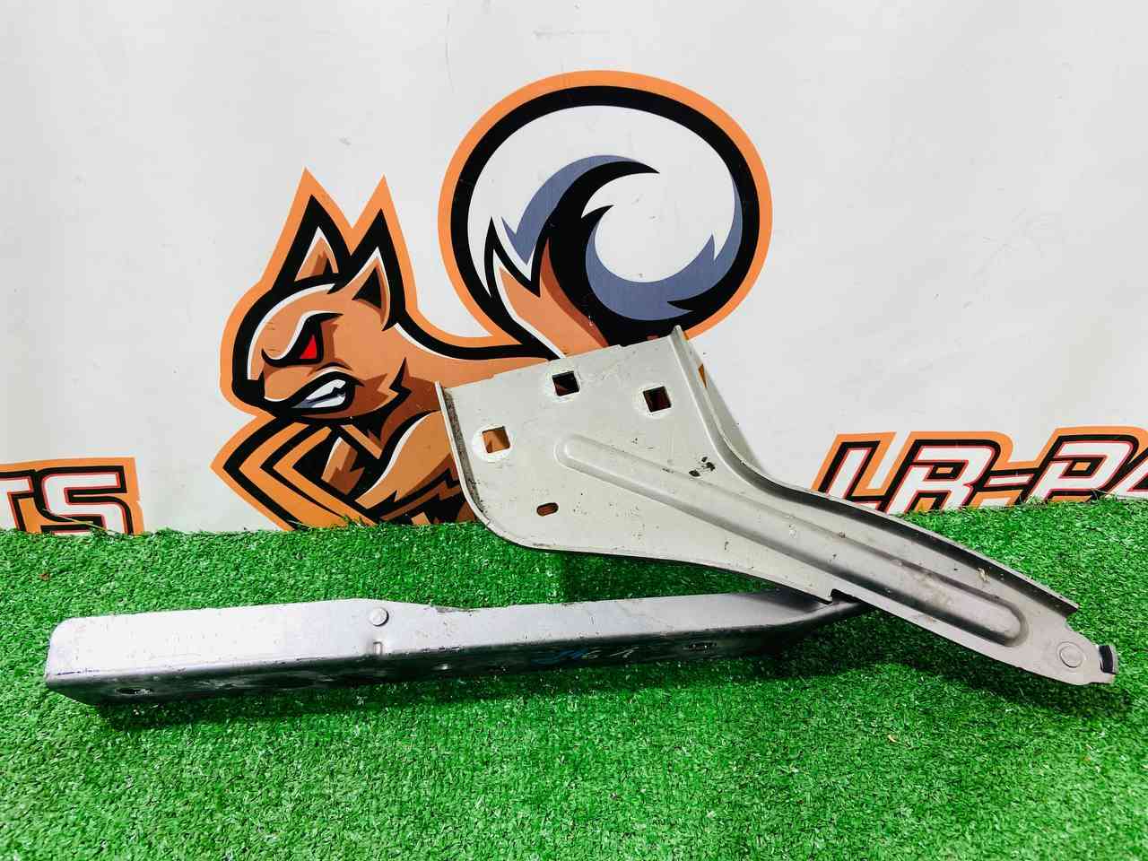 T4A36286 Hood Hinge Right 2021- Jaguar F-Pace X761 (2017-) Used cost 65 € in stock 1 pcs.