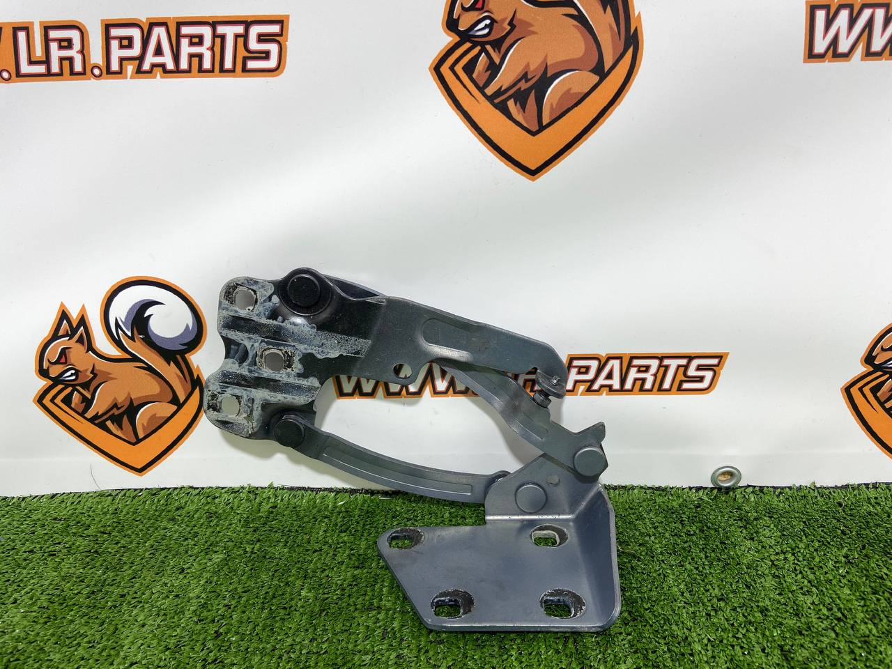 C2P5373 Bonnet hinge right Jaguar F-Type X152 (2014-) Used cost 120 € in stock 1 pcs.
