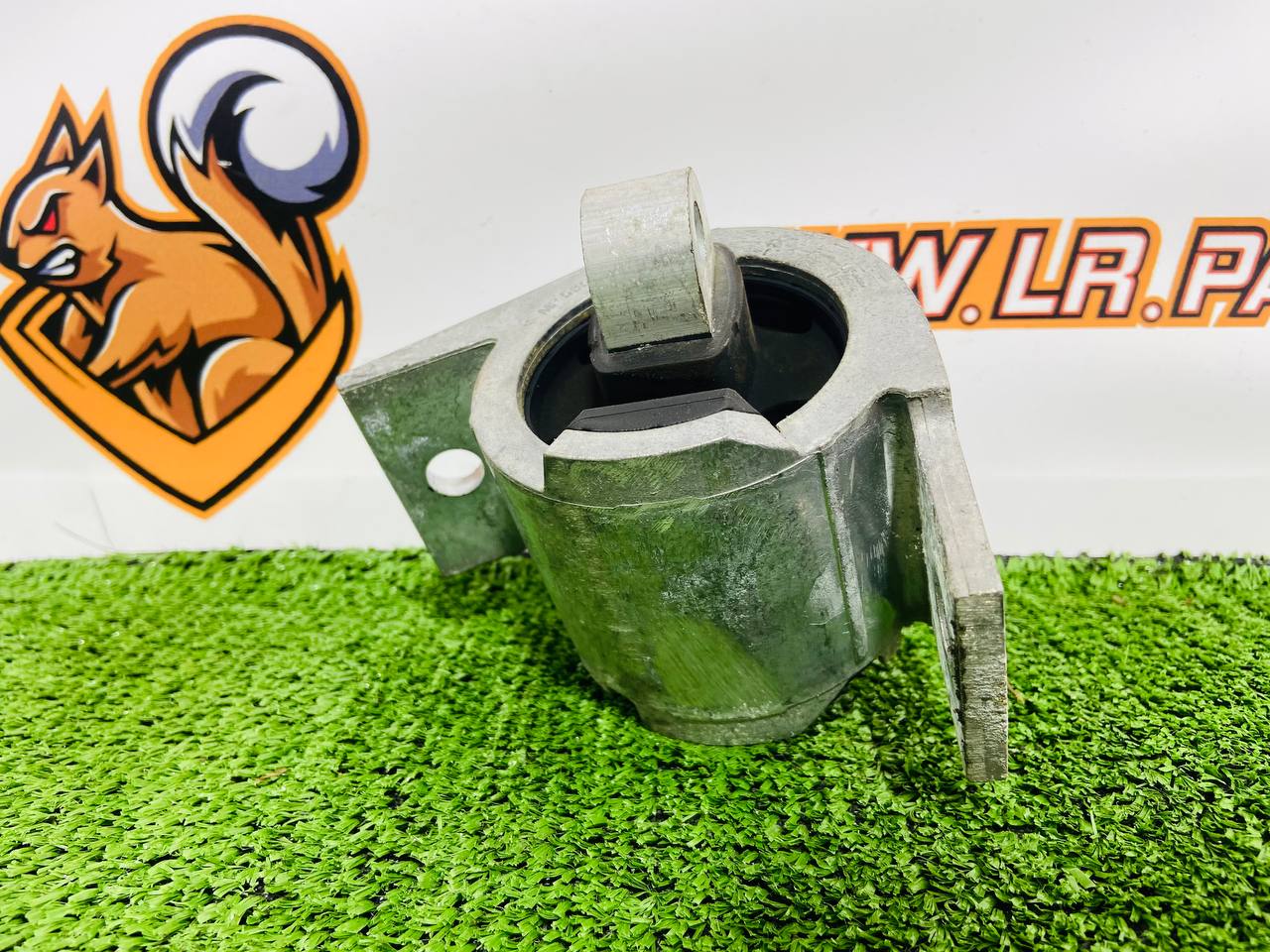 C2P8353 Automatic Transmission Mount Cushion Jaguar F-Type X152 (2014-) Used cost € in stock 1 pcs.