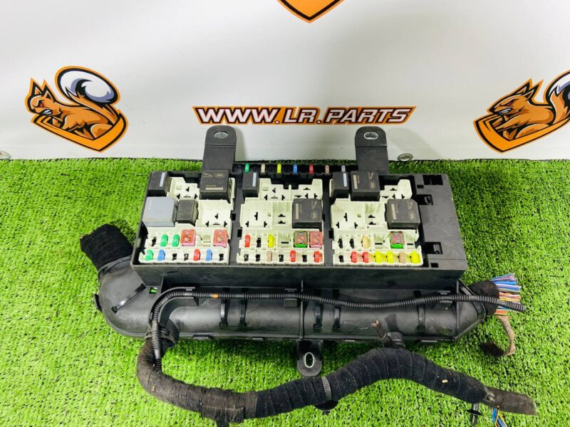 HK8314A067FA Fuse Box Jaguar F-Pace X761 (2017-) Used cost  € in stock 3 pcs.