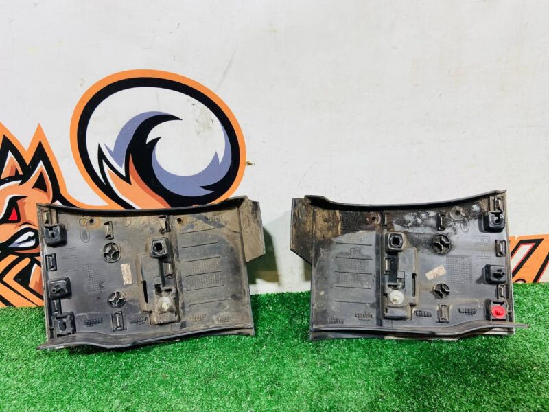 LR048271KIT Fender molding for electric footrests kit Range Rover L405 (2013-2021) used cost 50 € in stock 2 pcs.