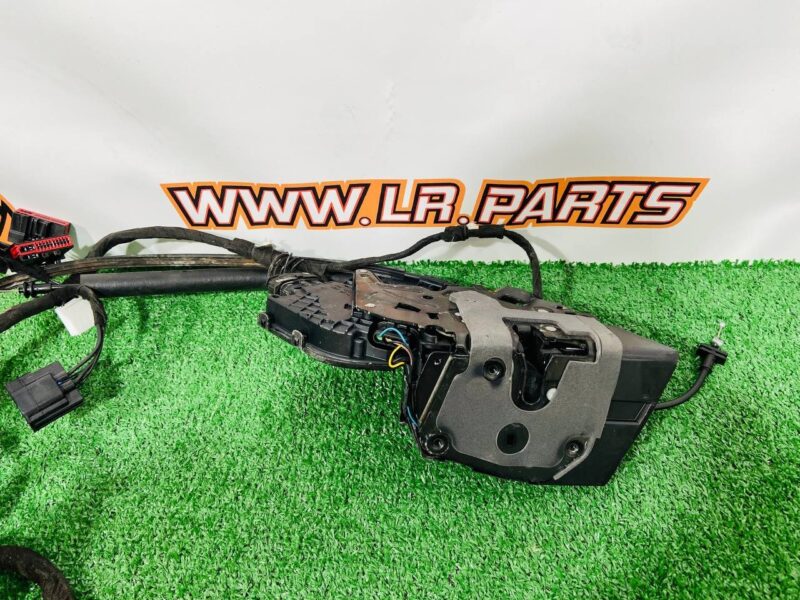 LR078720KIT2 Door lock with tightening kit Range Rover L405 (2013-2021) Used cost  € in stock 1 pcs.
