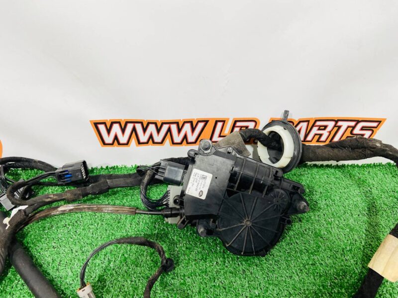 LR078720KIT2 Door lock with tightening kit Range Rover L405 (2013-2021) Used - Image 12
