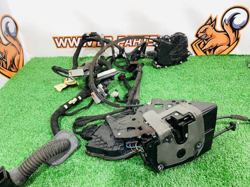 LR078720KIT2 Door lock with tightening kit Range Rover L405 (2013-2021) Used cost  € in stock 1 pcs.