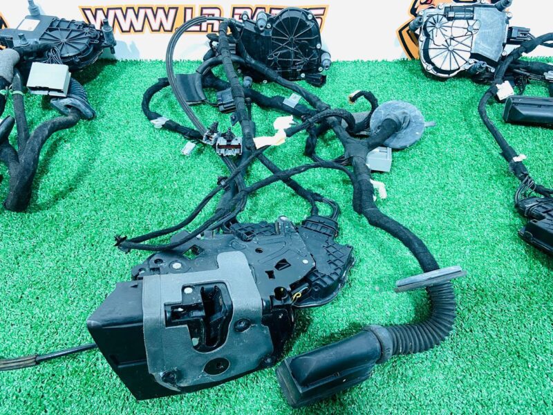 LR078720KIT2 Door lock with tightening kit Range Rover L405 (2013-2021) Used cost  € in stock 1 pcs.