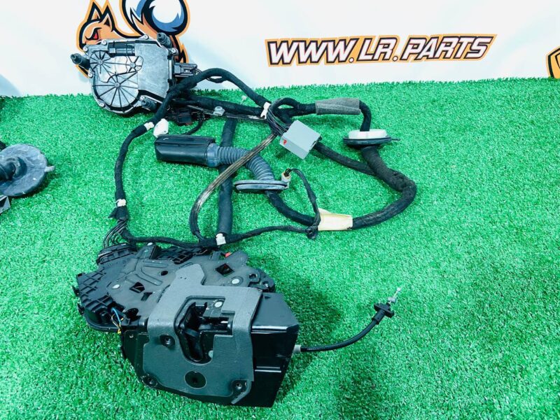 LR078720KIT2 Door lock with tightening kit Range Rover L405 (2013-2021) Used cost  € in stock 1 pcs.