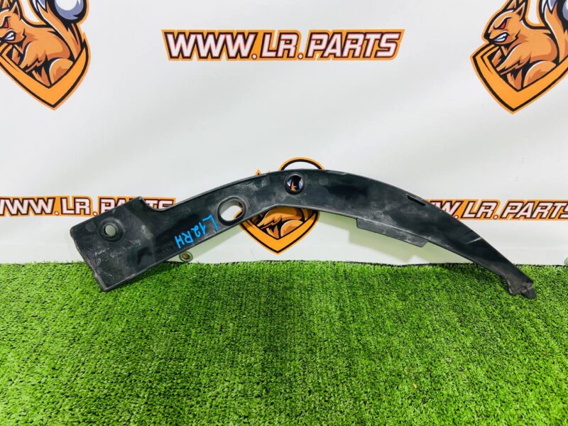 LR098735 Right headlight trim Range Rover L405 (2013-2021) Used cost  € in stock 1 pcs.