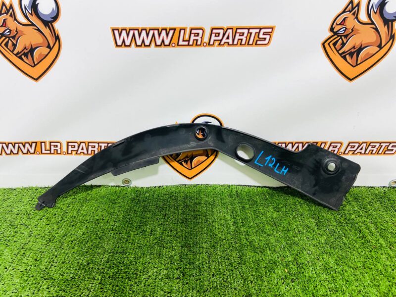 LR098740 Left headlight trim Range Rover L405 (2013-2021) Used cost  € in stock 1 pcs.