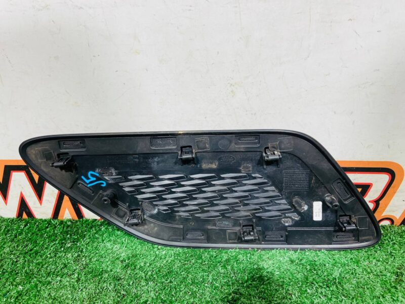 LR098758 Hood deflector right 2019- RS Range Rover Sport L494 (2014-2022) Used cost 75 € in stock 1 pcs.