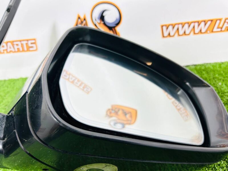 LR104696 Right exterior mirror assembly 2018 - with camera Range Rover L405 (2013-2021) Used cost  € in stock 1 pcs.