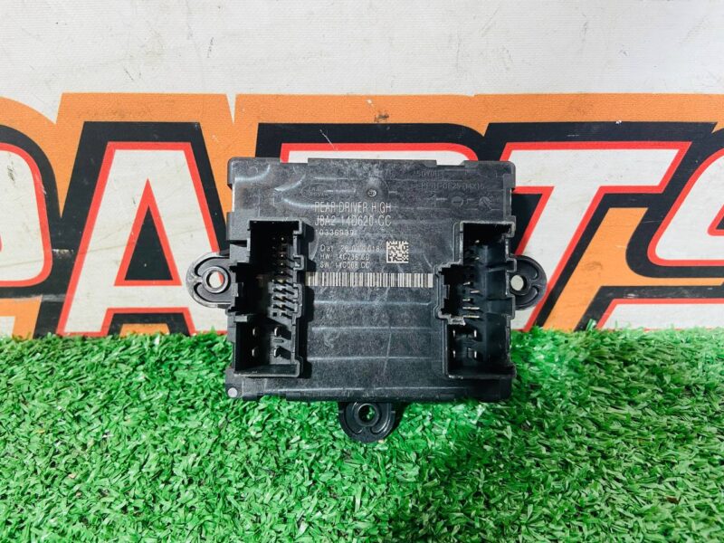 LR106148 Driver's side rear door control unit Range Rover Velar L560 (2018-) USED cost 50 € in stock 2 pcs.