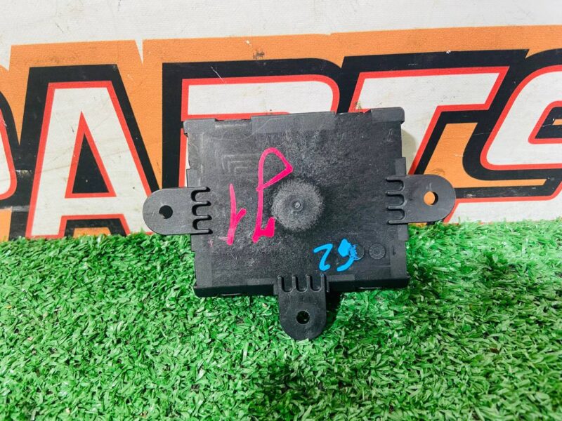 LR106148 Driver's side rear door control unit Range Rover Velar L560 (2018-) USED cost 50 € in stock 2 pcs.