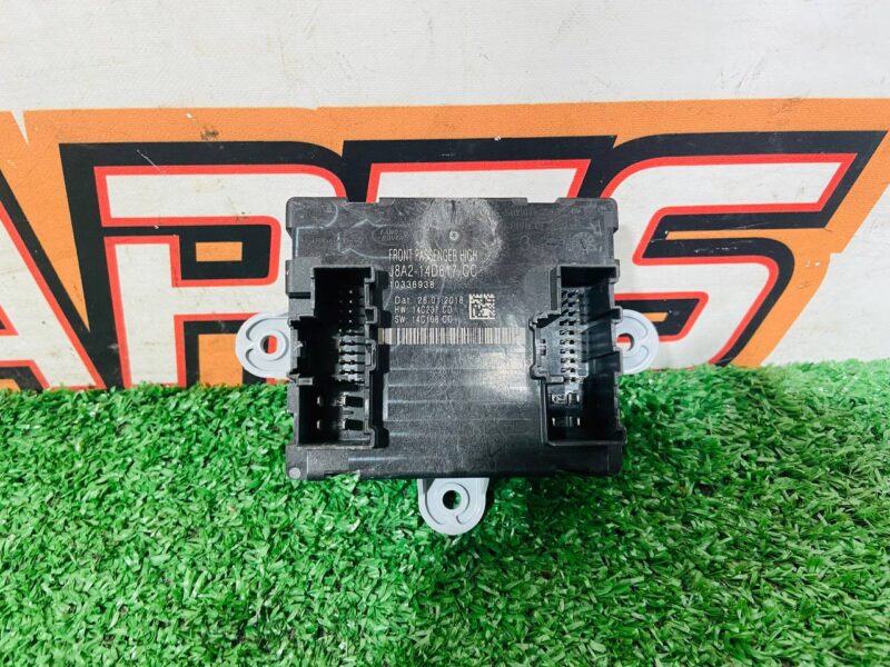 LR106149 Front passenger door control unit Range Rover Velar L560 (2018-) USED cost 70 € in stock 2 pcs.
