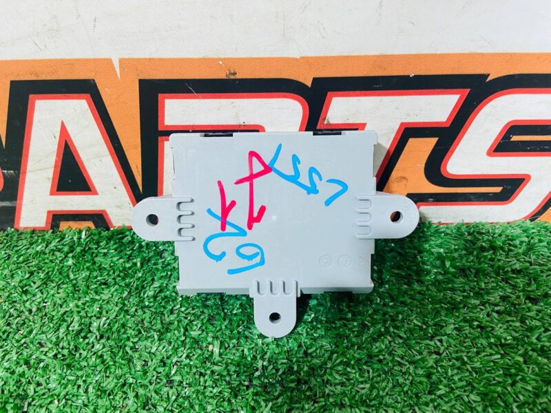 LR106149 Front passenger door control unit Range Rover Velar L560 (2018-) USED cost 70 € in stock 2 pcs.