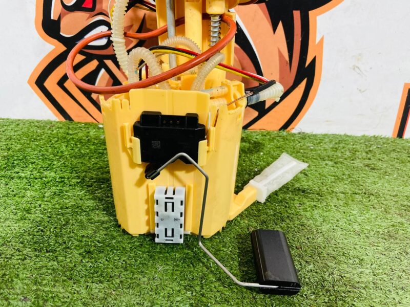 LR141411 Fuel pump Range Rover Velar L560 (2018-) Used cost  € in stock 1 pcs.