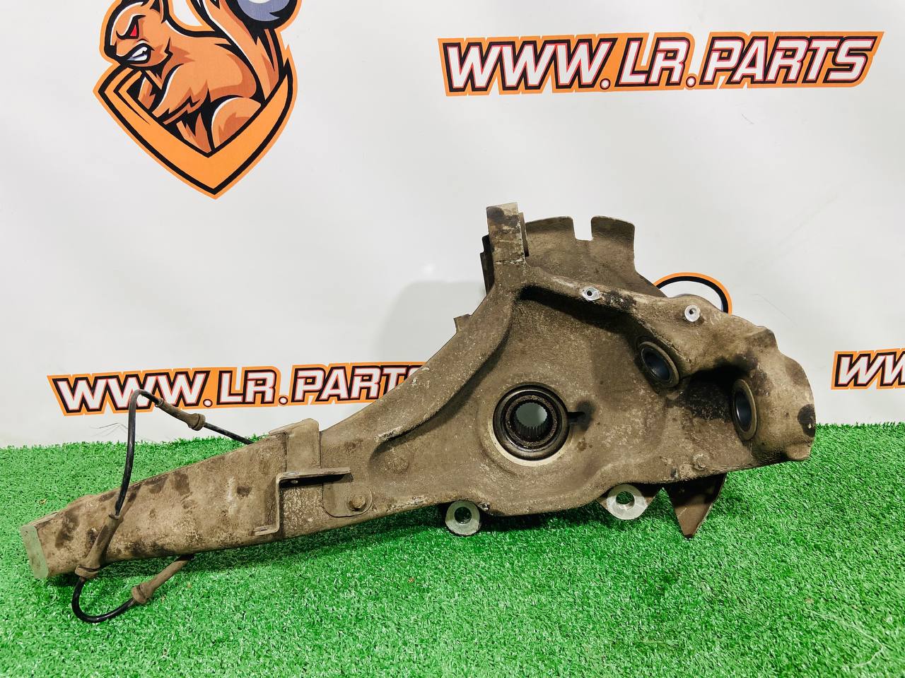 LR155543 Steering knuckle (pin) front left Range Rover L405 (2013-2021) used cost 500 € in stock 2 pcs.