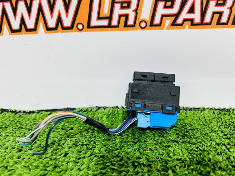 T2R1584 Rear Spoiler Control Button Jaguar F-Type X152 (2014-) Used cost  € in stock 1 pcs.