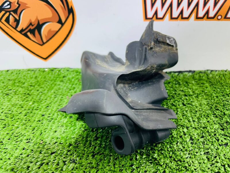T2R1898 Jaguar F-Type X152 (2014-) Right Door Seal Trim Used cost  € in stock 1 pcs.