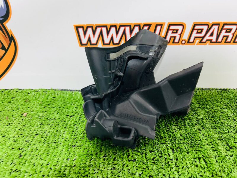 T2R1899 Left Door Seal Trim Jaguar F-Type X152 (2014-) Used cost  € in stock 1 pcs.