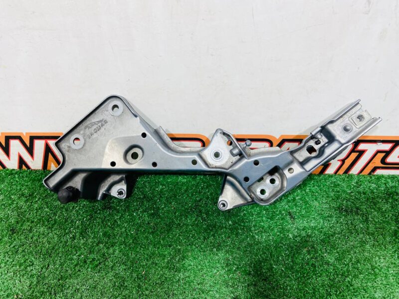 T2R2779 Jaguar F-Type X152 Right Wing Bracket (2014-) Used cost 250 € in stock 1 pcs.