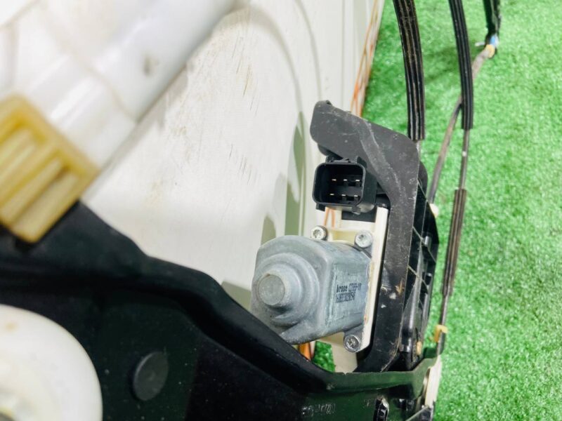 T2R4197 Right Door Window Regulator Jaguar F-Type X152 (2014-) Used cost 130 € in stock 1 pcs.