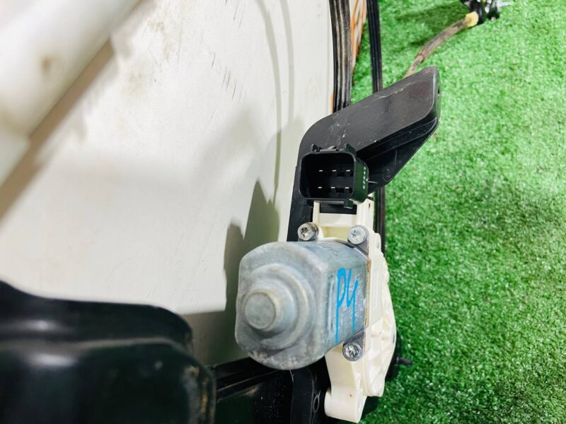 T2R4199 Left Door Window Regulator Jaguar F-Type X152 (2014-) Used cost 130 € in stock 1 pcs.