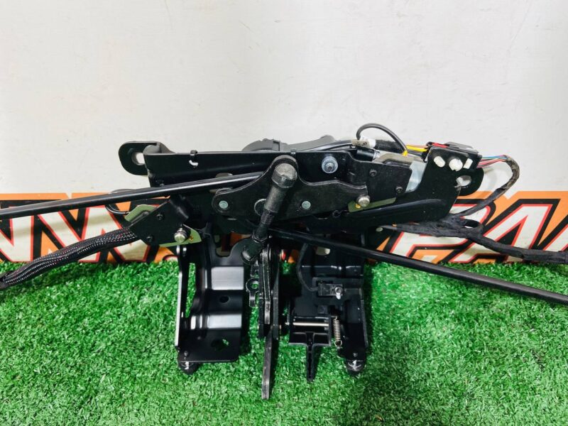 T2R5835 Jaguar F-Type X152 Convertible Roof Latch (2014-) Used cost  € in stock 1 pcs.