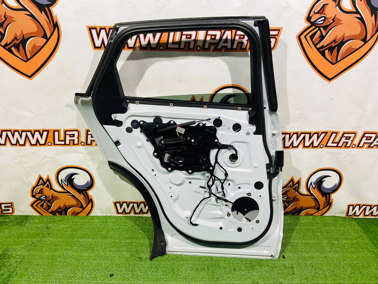 T4A1371KIT3 Rear left door complete Jaguar F-Pace X761 (2017-) Used cost € in stock 1 pcs.