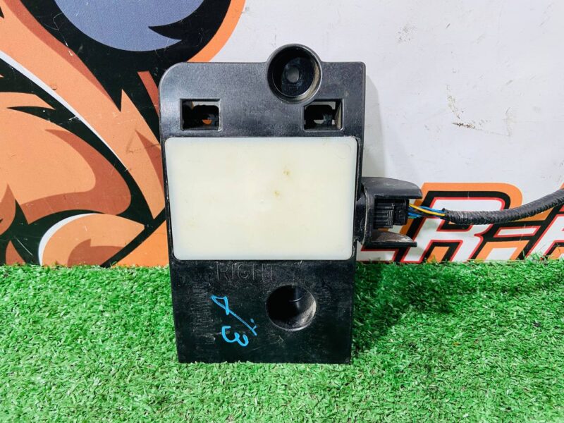 T4A28546 Blind Spot Sensor with Bracket Right Jaguar F-Pace X761 (2017-) Used cost  € in stock 1 pcs.