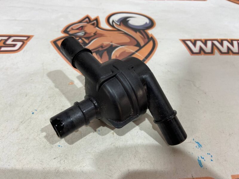T4A30000 Coolant separator Jaguar F-Pace X761 (2017-) used cost 35 € in stock 3 pcs.