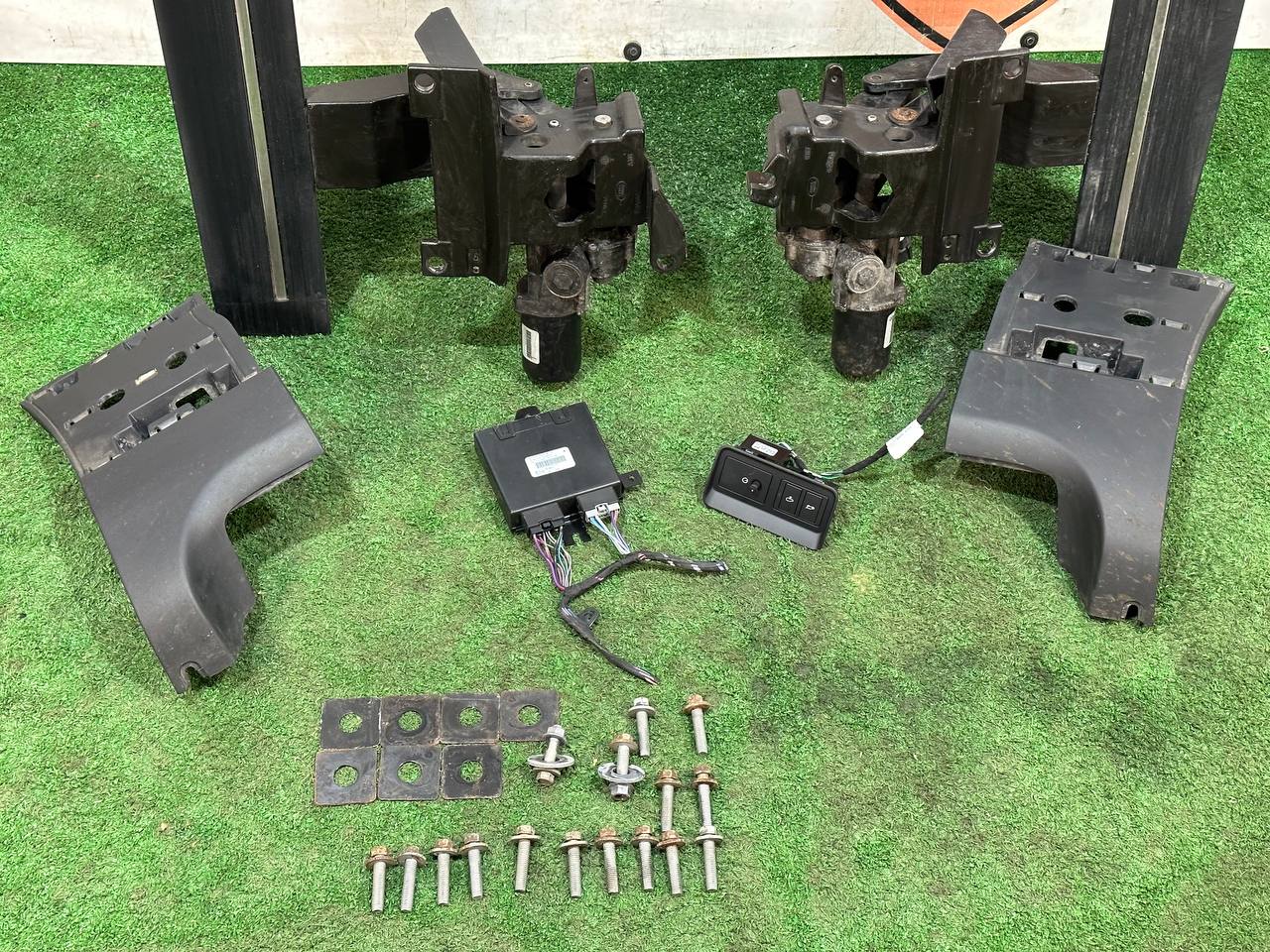 VPLWP0191 Retractable electric footrests set Range Rover L405 (2013-2021) used cost 2 200 € in stock 1 pcs.