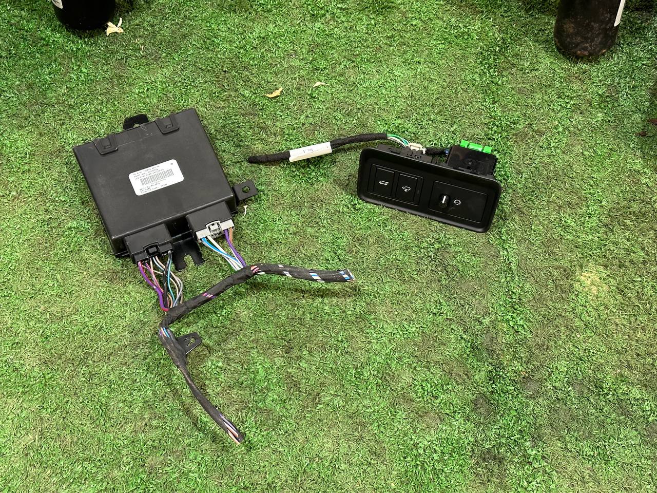VPLWP0191 Retractable electric footrests set Range Rover L405 (2013-2021) used cost 2 200 € in stock 1 pcs.