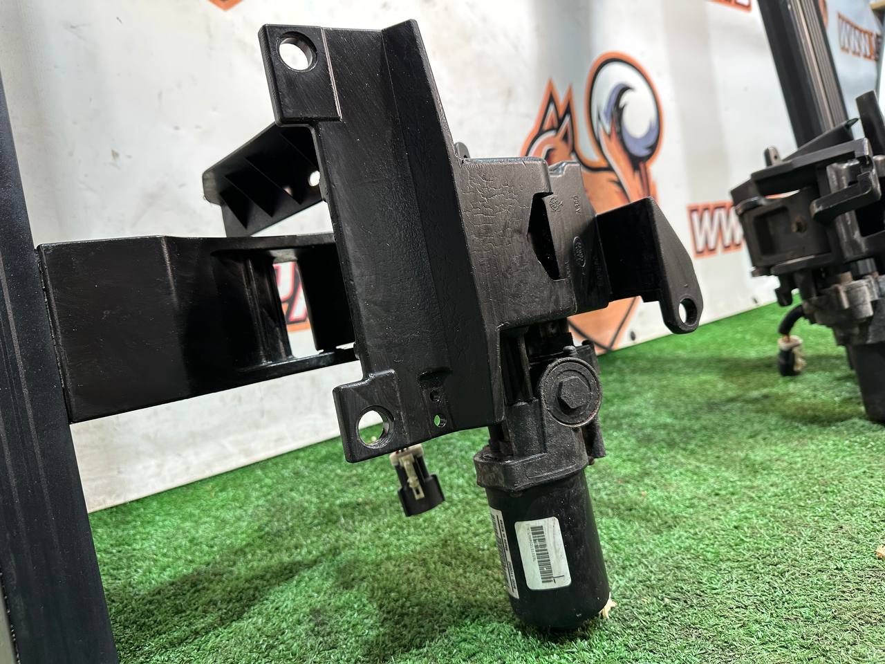 VPLWP0191 Retractable electric footrests set Range Rover L405 (2013-2021) used cost 2 200 € in stock 1 pcs.