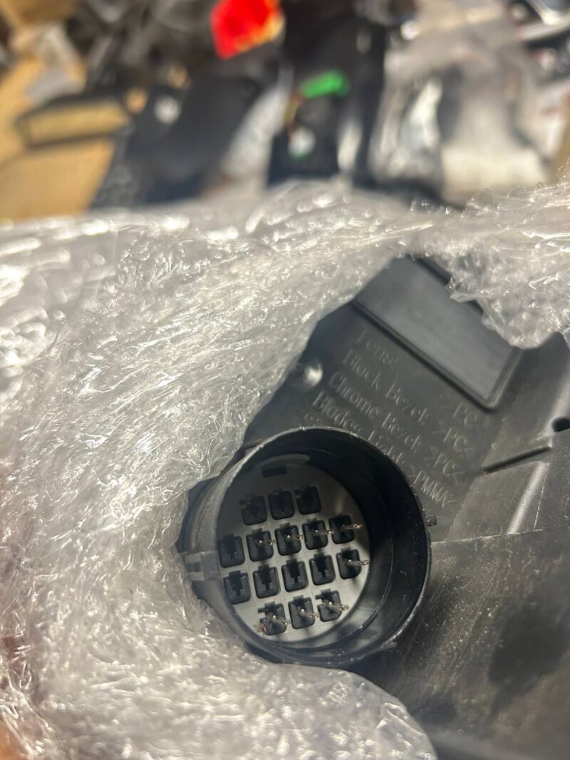 LR087280 Right bi-xenon headlight Range Rover Sport L494 (2014-2022) Used cost 600 € in stock 1 pcs.