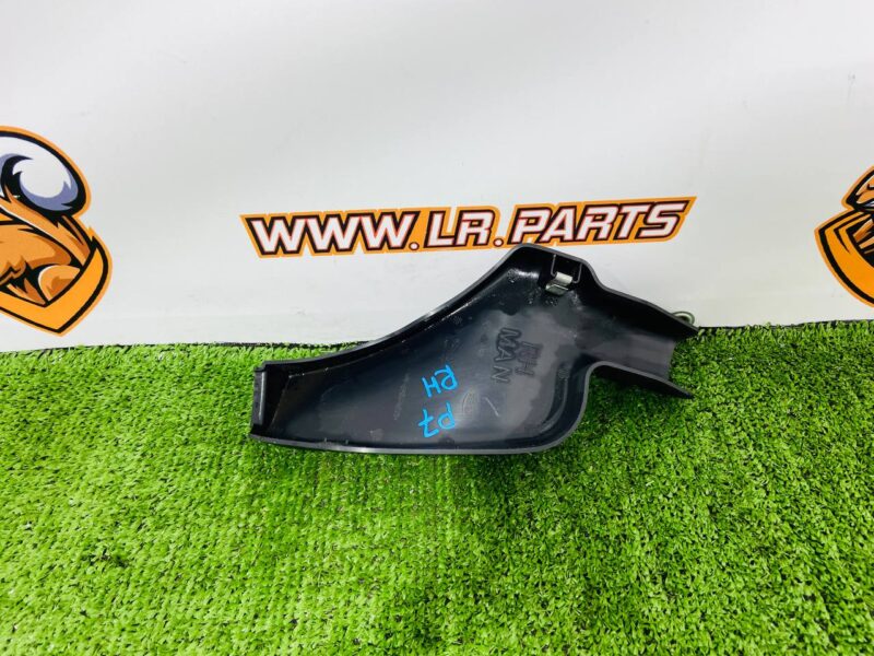 LR092476 Trunk lid hinge cover right RANGE ROVER VELAR Used cost 10 € in stock 1 pcs.