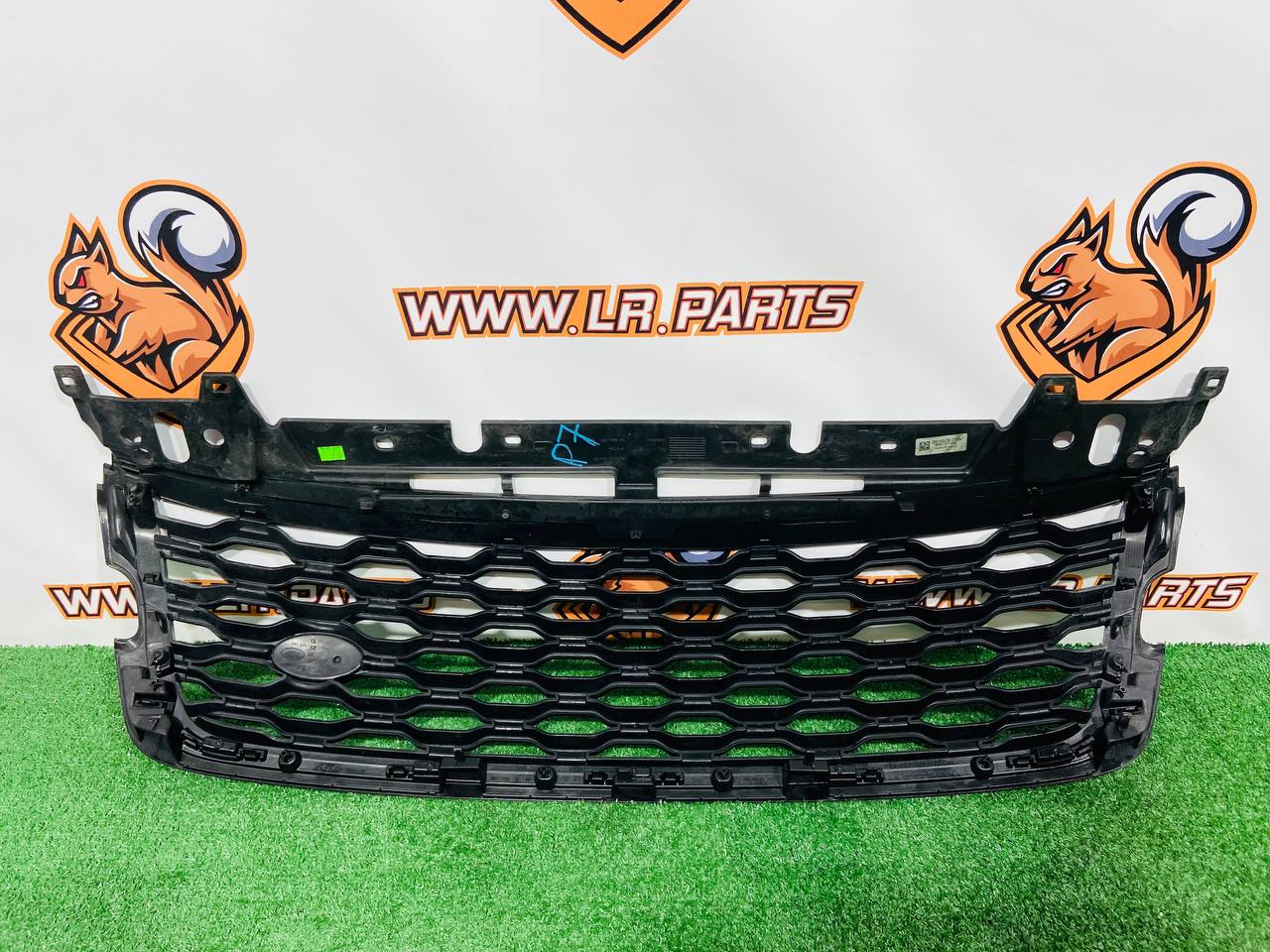 LR092629 Radiator grille black/dark Atlas Range Rover Velar L560 (2018-) Used - Image 14