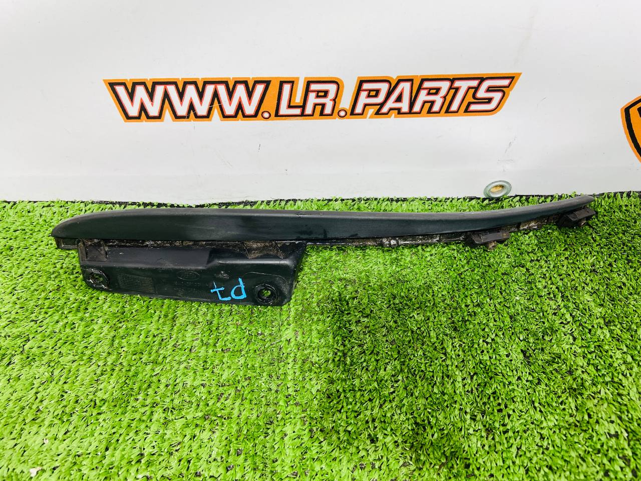 LR092698 Wheel arch fender molding rear left Range Rover Velar L560 Used cost 35 € in stock 1 pcs.