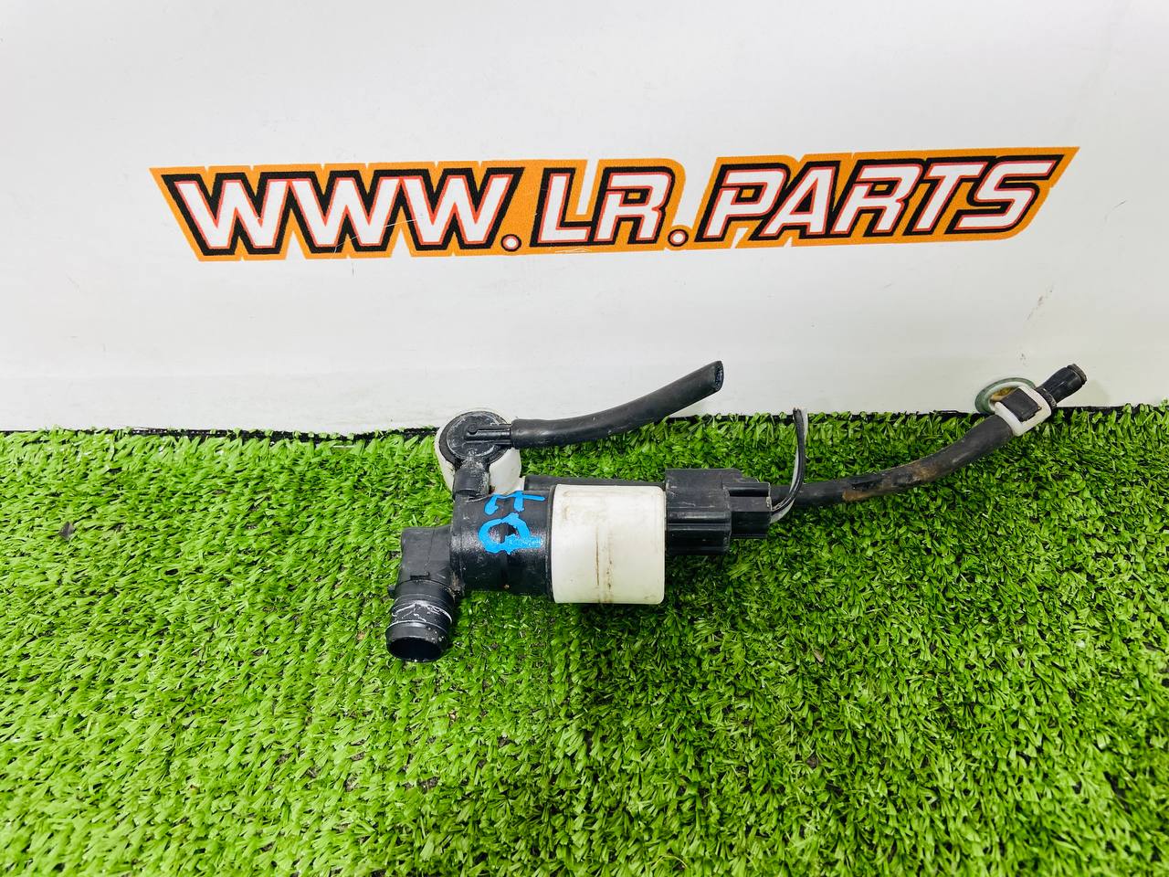 LR093444 Windshield washer pump for Jaguar F-Pace X761 (2017-) Used cost 45 € in stock 1 pcs.