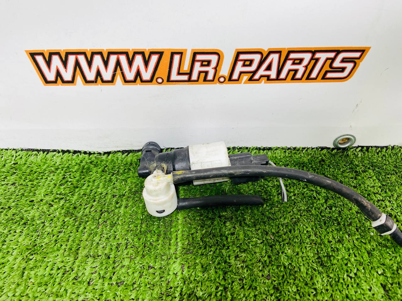LR093444 Windshield washer pump for Jaguar F-Pace X761 (2017-) Used cost 45 € in stock 1 pcs.