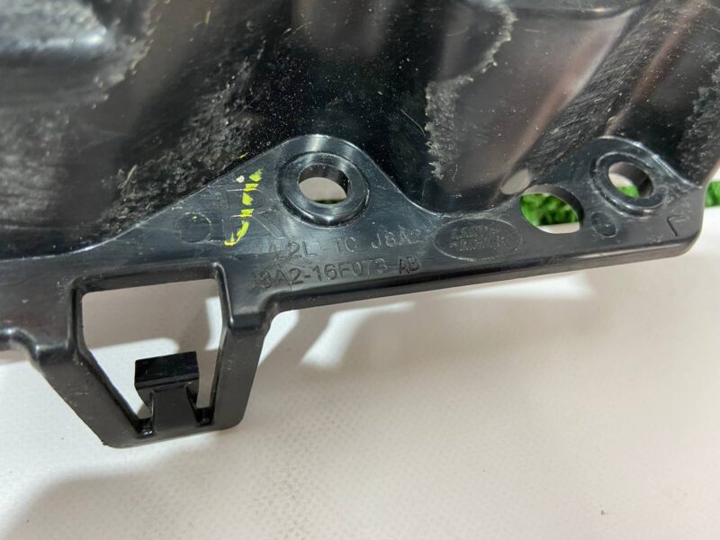 LR093501 Front right bumper mounting bracket for RANGE ROVER VELAR (L560) Used cost 20 € in stock 2 pcs.