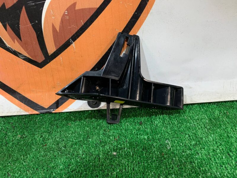 LR093501 Front right bumper mounting bracket for RANGE ROVER VELAR (L560) Used cost 20 € in stock 2 pcs.