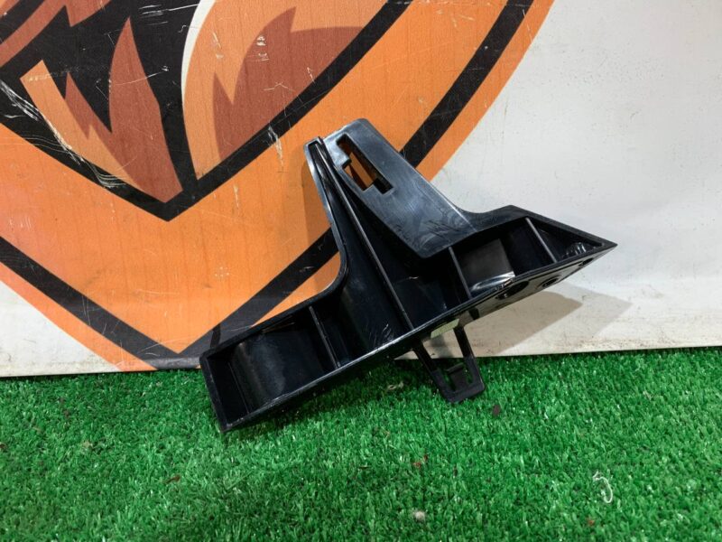 LR093502 Front bumper mounting bracket left Range Rover Velar L560 (2018-) used cost 20 € in stock 1 pcs.