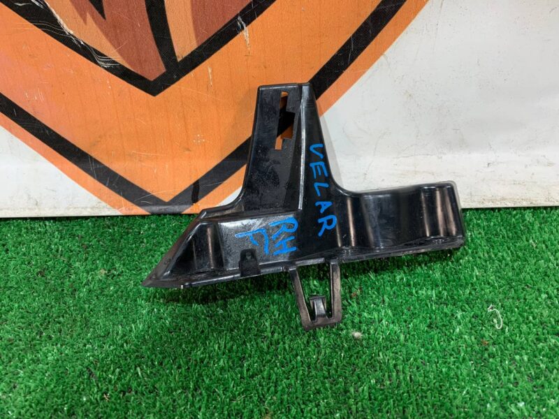 LR093502 Front bumper mounting bracket left Range Rover Velar L560 (2018-) used cost 20 € in stock 1 pcs.