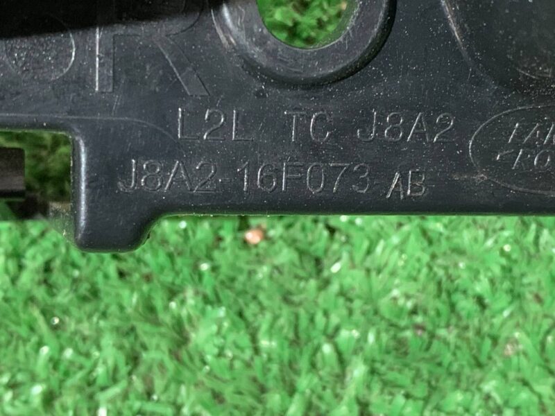 LR093502 Front bumper mounting bracket left Range Rover Velar L560 (2018-) used cost 20 € in stock 1 pcs.