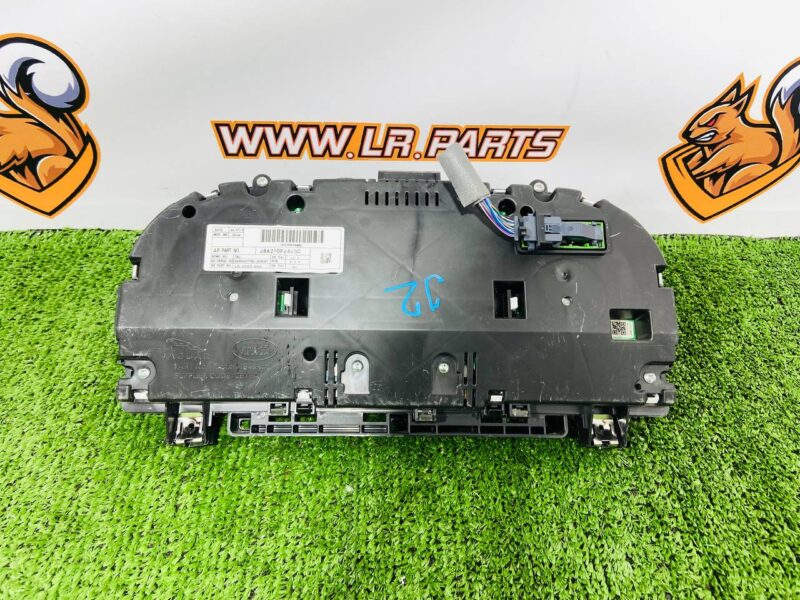 LR105602 Range Rover Velar L560 (2018-) Instrument Panel Used cost  € in stock 1 pcs.
