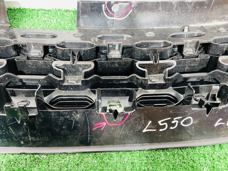 LR127707 Radiator grille Land Rover Discovery Sport L550 (2015-) Used cost 210 € in stock 1 pcs.