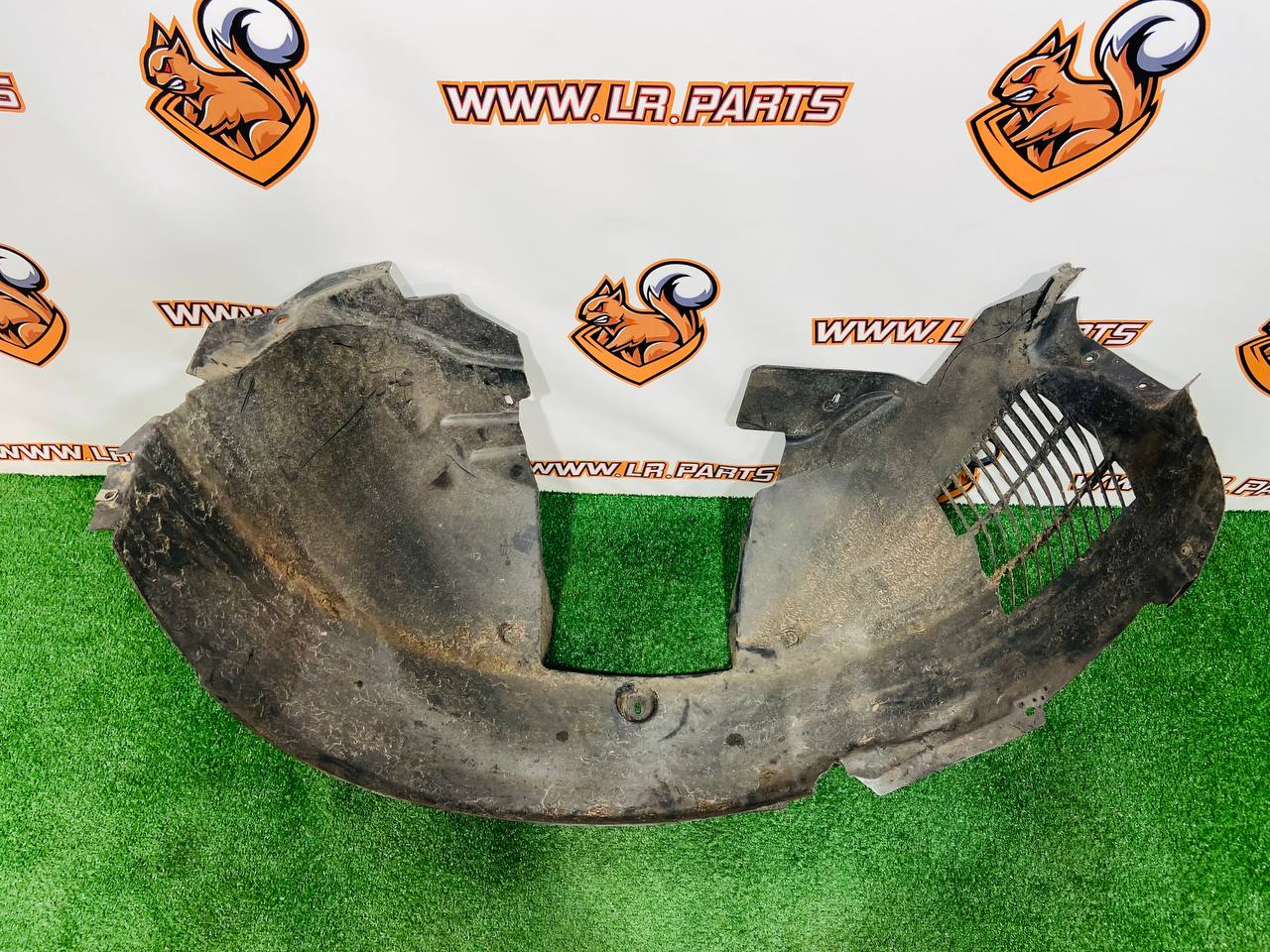 LR142090 Front left mudguard Range Rover Velar L560 (2018-) Used - Image 25