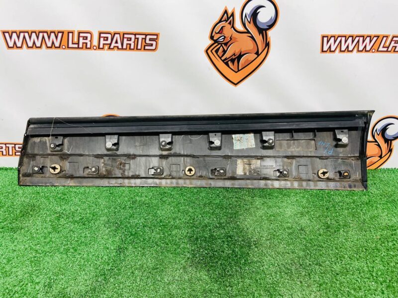LR146633 Front left door molding Range Rover Velar L560 (2018-) USED - Image 16